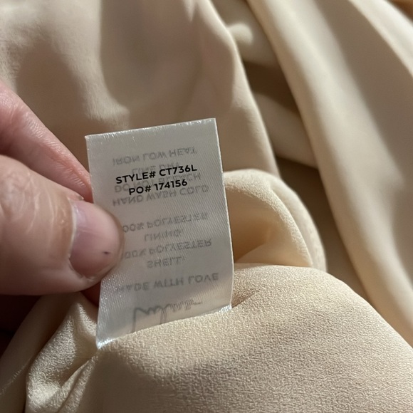 Lulus Cream V-Neck Blouse Top Size Medium - Picture 5 of 7